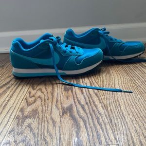 NIKE SIZE 8.5 ATHLETIC LIFESTYLE TENNIS SHOE